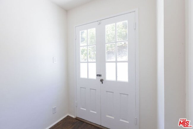 Building Photo - 2547 Canyon Dr