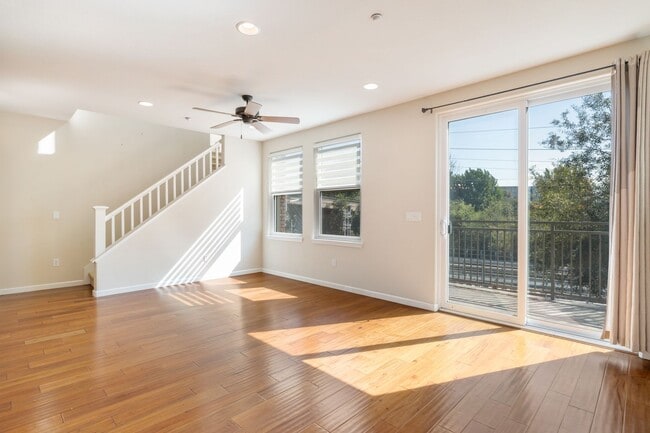 Building Photo - Modern Townhouse