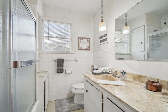 Building Photo - 902 Turney St