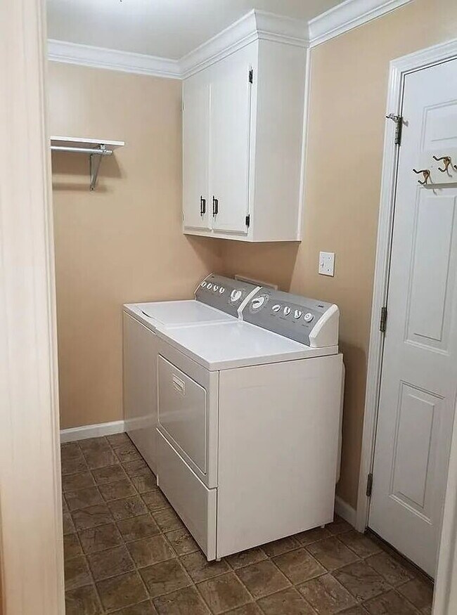 Building Photo - "Charming 3-Bedroom Home in Anderson with Modern Comforts!"