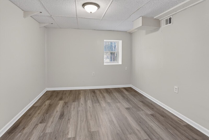 Building Photo - 586 Oakside Dr SW