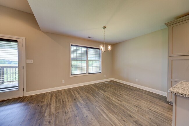 Building Photo - Sharp 3 bed 2 bath with Bonus room and nice fenced yard.