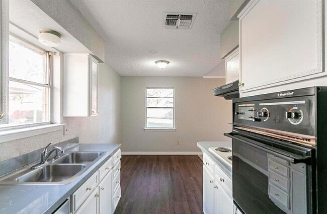 Building Photo - 913 Henslee Dr