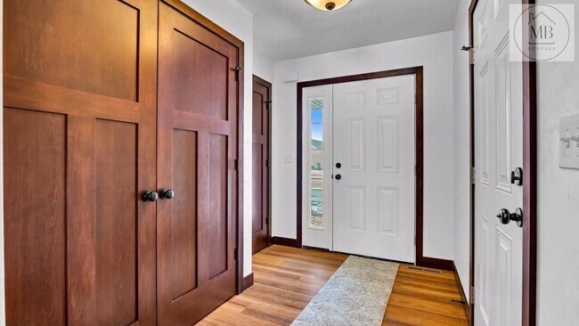 Building Photo - 837 Killarny Trail