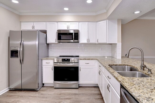 Building Photo - Nicely Updated Grafton Woods Condo