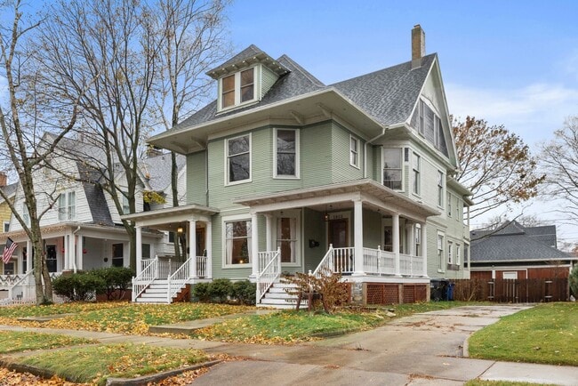 Primary Photo - Historic 3 bedroom upper