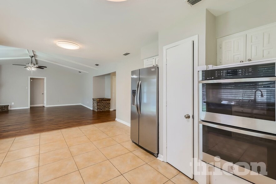 Building Photo - 2113 Tampico Dr