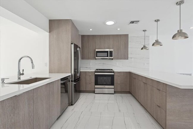 Building Photo - 2201 NE 9th Ave