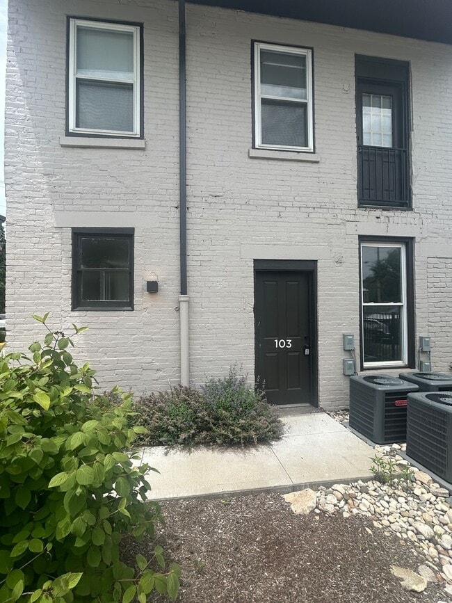 Building Photo - Cozy One Bedroom