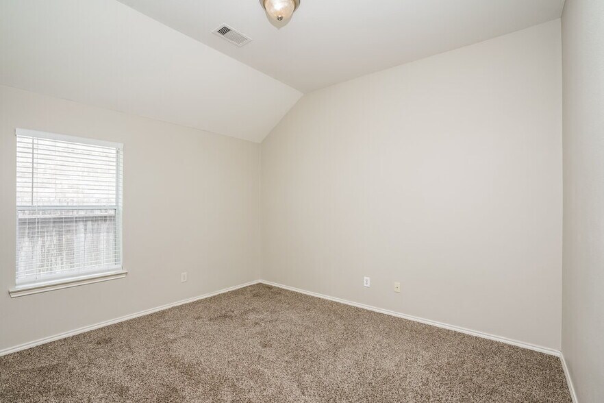 Building Photo - 25810 Palmdale Estate Dr