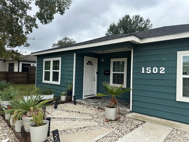 Building Photo - 1502 Acacia Dr