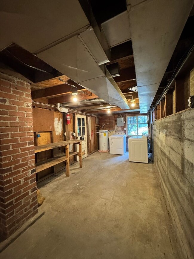 Building Photo - Desirable Indianola waterfront just in time for summer