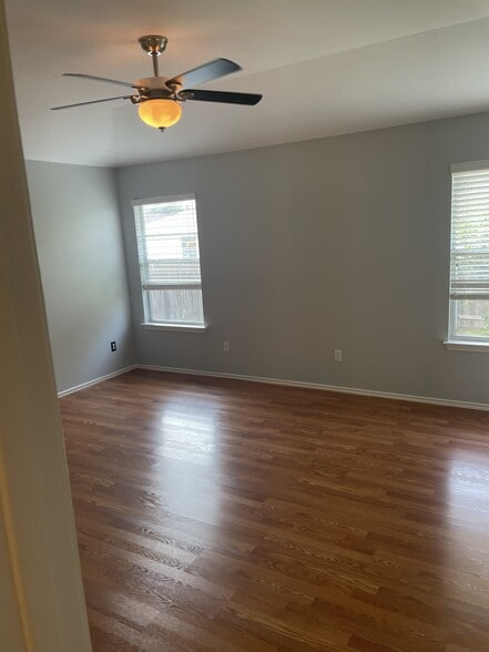 Building Photo - 3208 Clinton Pl