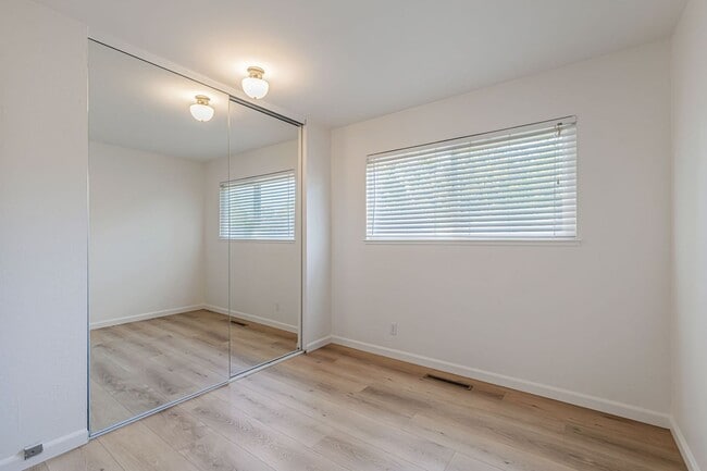 Building Photo - 652-654 Vasona Ave