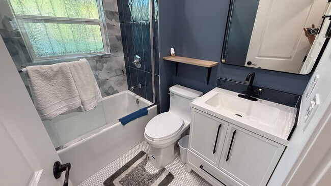 Building Photo - EPIC REA: Charming 2 Bed/ 1 Bath Home in O...