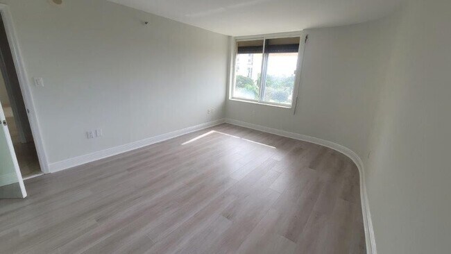 Building Photo - 2480 Presidential Way