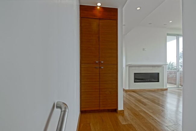 Building Photo - 4BR3.5BA + OFFICE! NEWER CONSTRUCTION, MOD...
