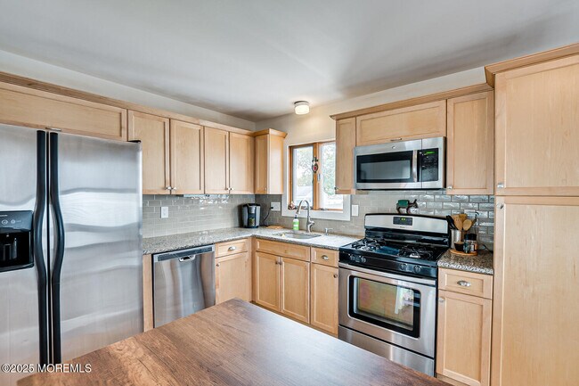 Building Photo - 1331 Sunset Ave