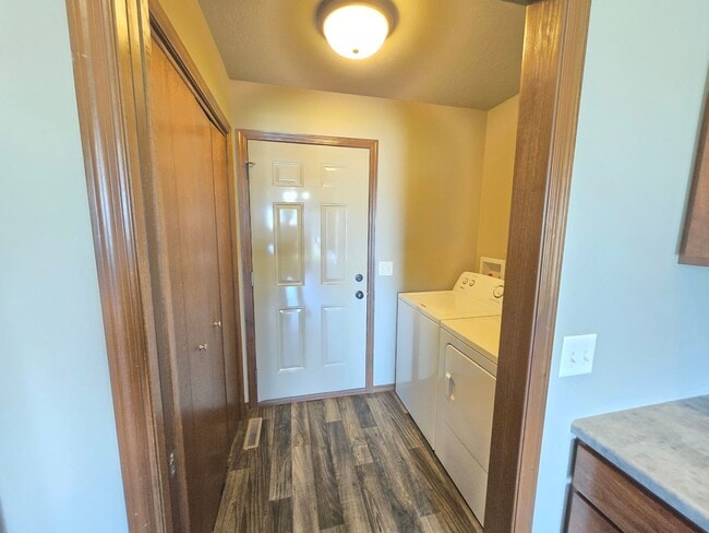 Building Photo - East Sioux Falls 4 Bed, 3 Bath Walkout Twi...