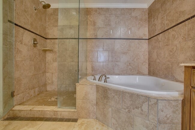 Building Photo - 9805 Briar Ridge Dr