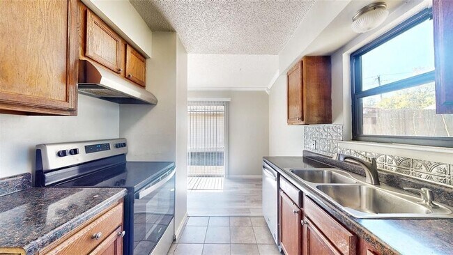 Building Photo - 1008 Wake Dr
