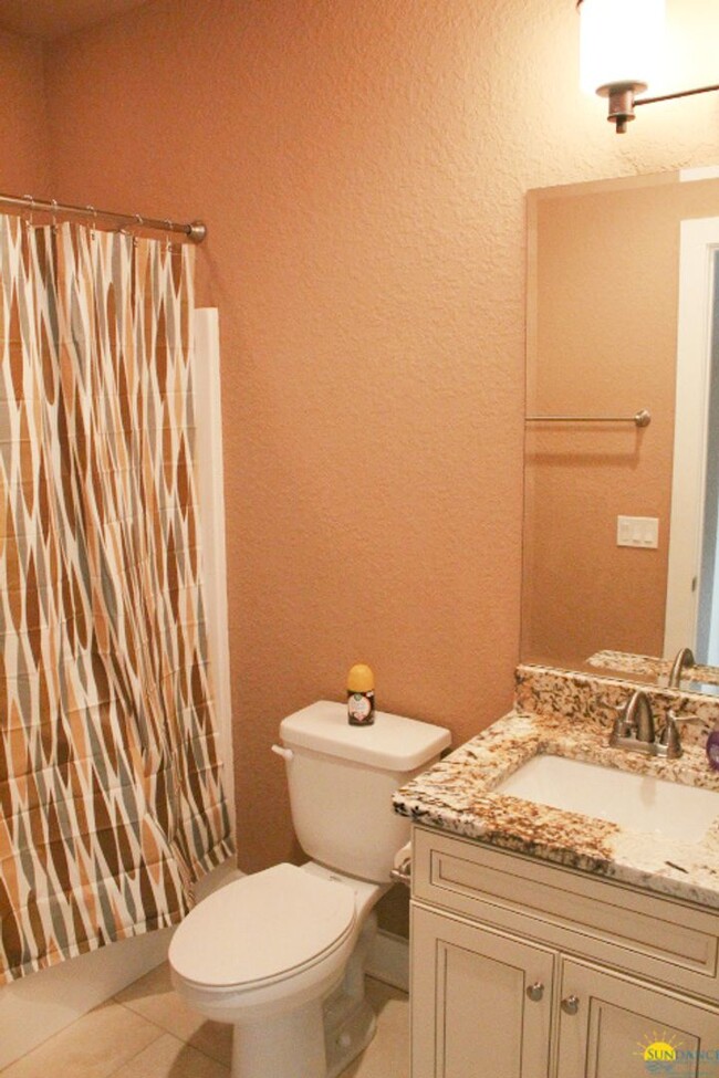 Building Photo - Destin Oaks Townhouse with Community Pool!