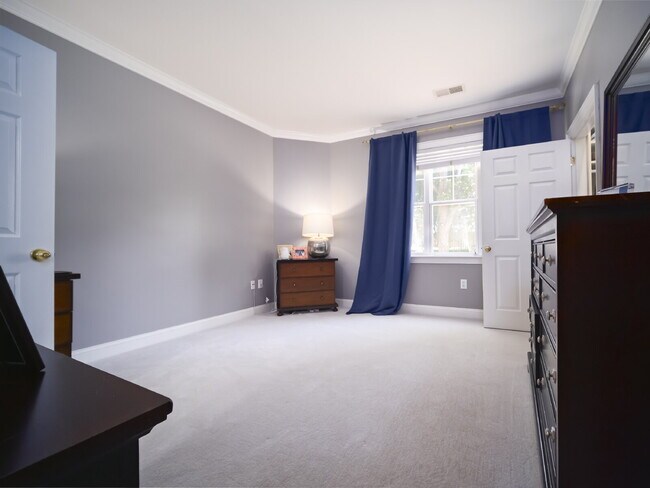 Building Photo - "Charming 3-Bedroom Condo with Cozy Fireplace - 1404 Sq Ft of Comfort in Prime NC Location!"