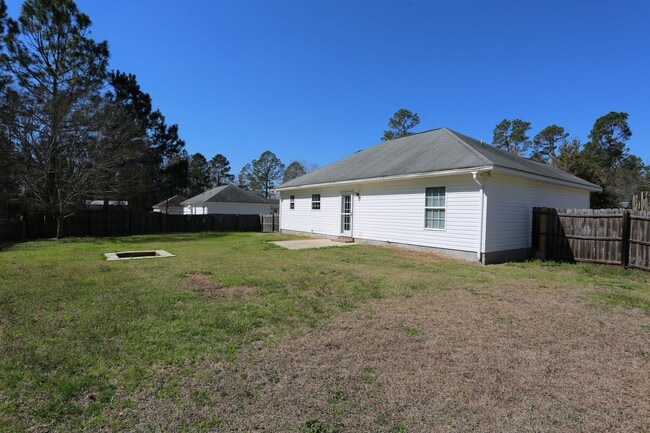 Building Photo - 3 Bedroom House close to Town!