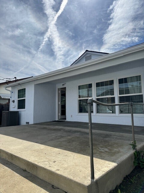 Building Photo - 22051 Vanowen St