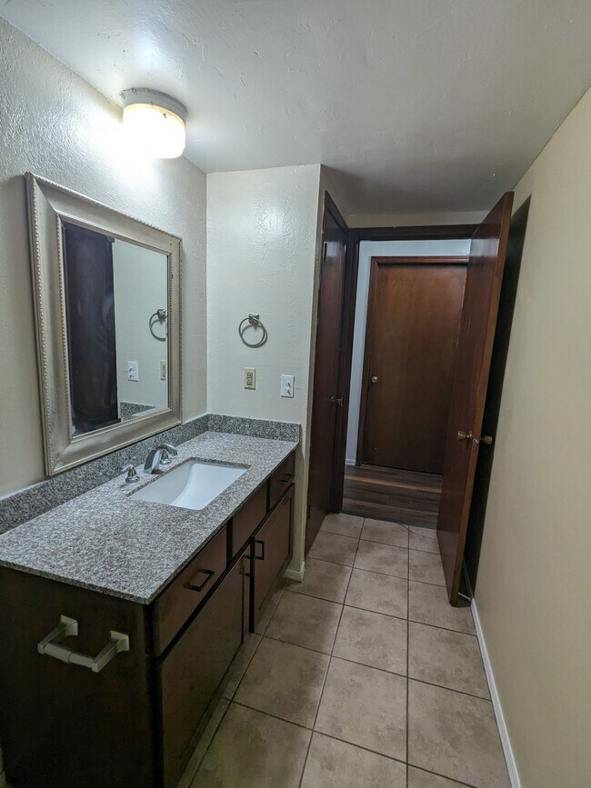 New Granite counter top and fixtures - 304 Vicksburg Cir