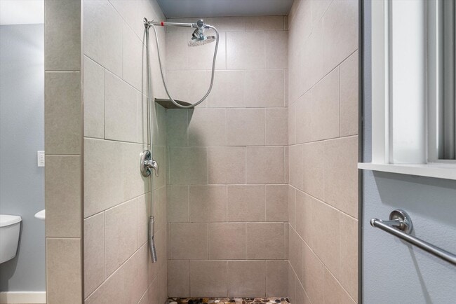 Building Photo - 3 Bed 2 Bath Fully Fenced Split Level Lake...