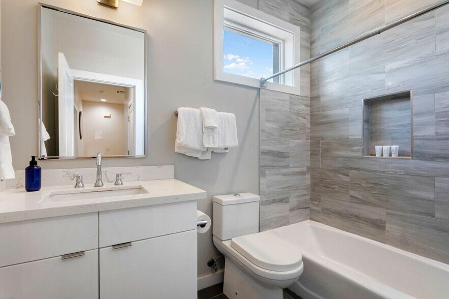 Building Photo - 3737 Bienville Ave