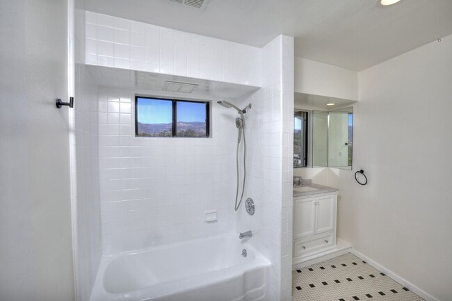 Building Photo - Peaceful Hope Ranch Living