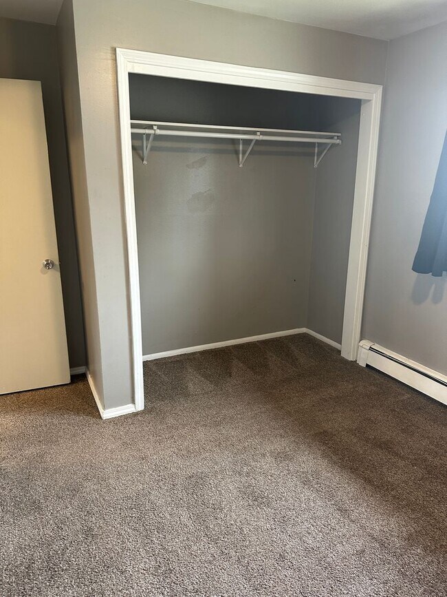 Building Photo - Available now 3 Bed/1 Bath - Heat included!