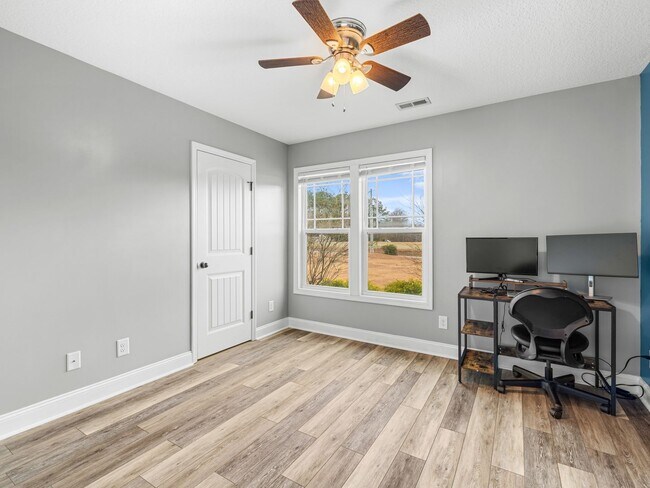 Building Photo - Beautiful Home Close to MCAS New River Air Station