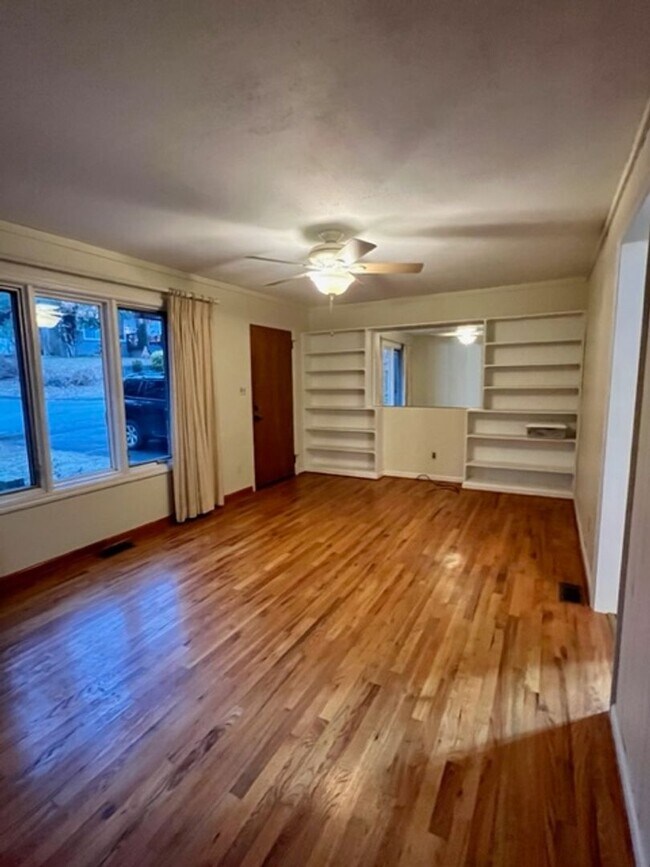 Building Photo - Black Mountain Rental