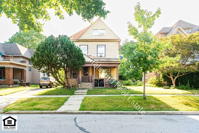 Primary Photo - 109 S State St