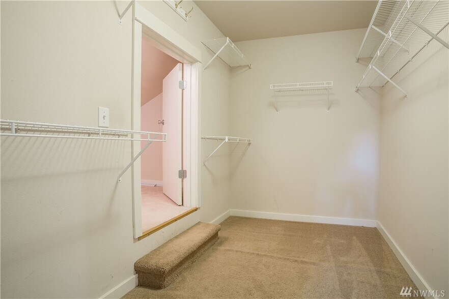 Building Photo - 3500 E Lake Sammamish Pky SE