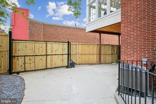 Building Photo - 1614 Kilbourne Pl NW