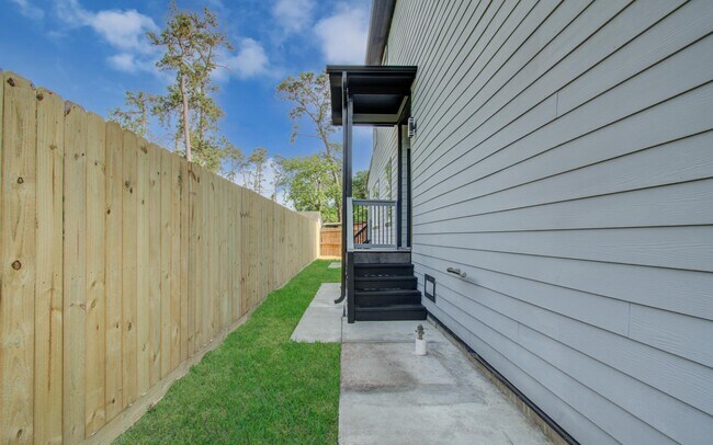 Building Photo - 6531 Rosemary Ln