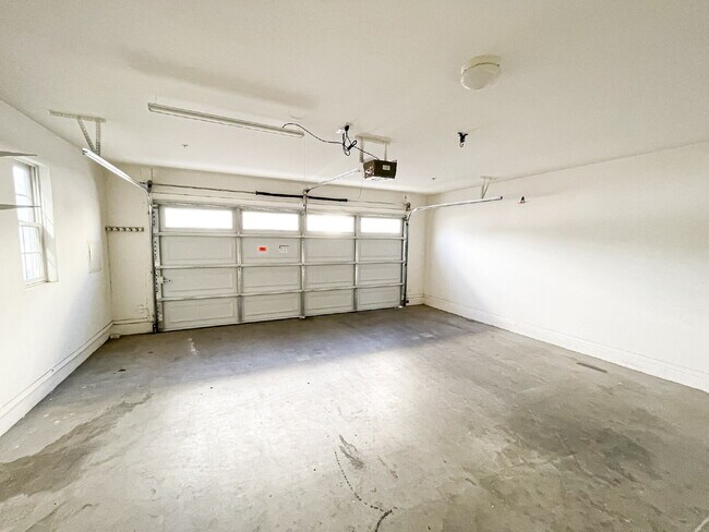 Building Photo - 1633 E Lowell Ave