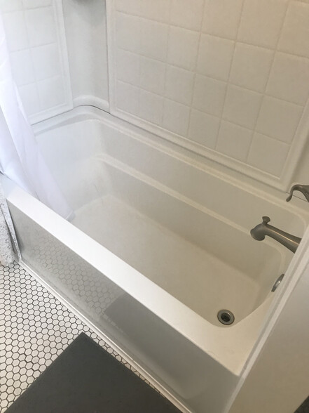 shared bathroom - 30 Mount Pleasant Ave