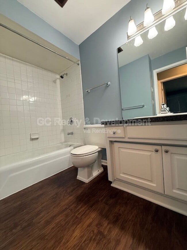 Building Photo - 16 Simpson St