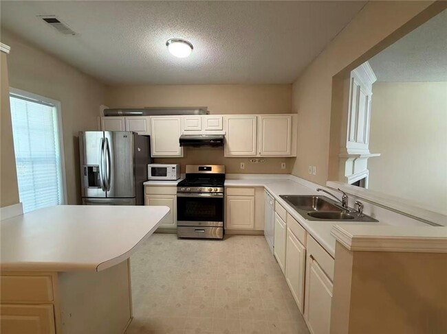 Building Photo - 4063 Howell Park Rd