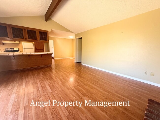 Building Photo - 2208 Begonia Ct