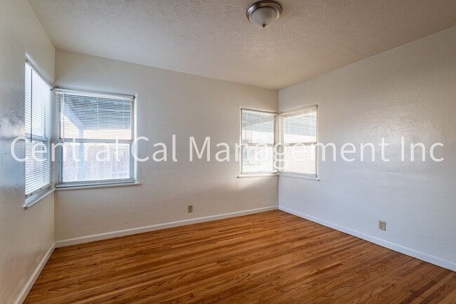 Building Photo - 2 Bedroom, 1 Bath Home - $1595 per month!