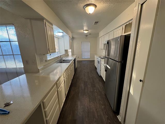 Building Photo - 2905 Woodlark Dr