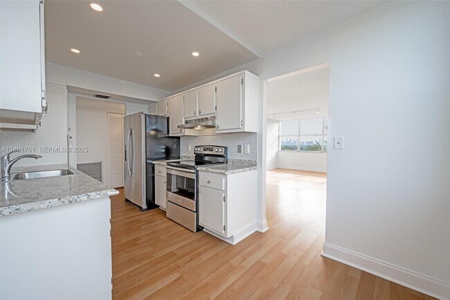 Building Photo - 1300 NE Miami Gardens Dr