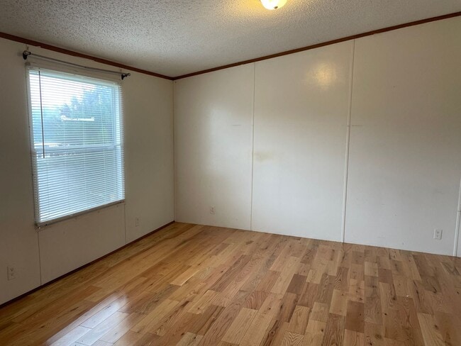 Building Photo - Three Bedroom Trailer Home in Rhodhiss Wit...