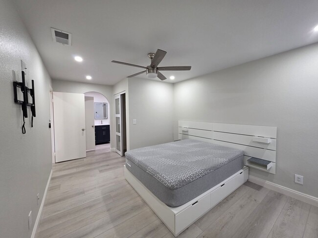 Building Photo - Immaculate Guard-Gated First-Floor Condo!